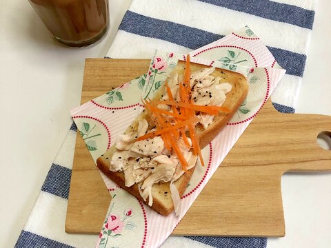 オイルトーストにボイルささみのオープンサンドイッチ